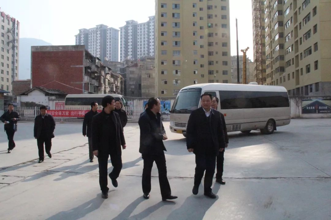 隴南市委常委、常務(wù)副市長張慶宏、副市長徐世林、市人大副主任陳榮等一行深入隴運(yùn)集團(tuán)公司武都汽車站開展春節(jié)前走訪慰問活動(dòng)